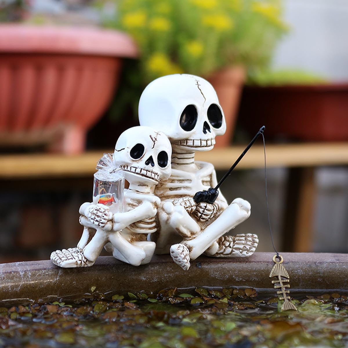 Fishing Skeleton Couple Statue Halloween Decorations, 3.54 Inch Funny Sitting Skull Figurine Shelf Sitter Resin Sculpture for Outdoor Garden Yard Lawn Pond Waterfalls Pool Ornaments