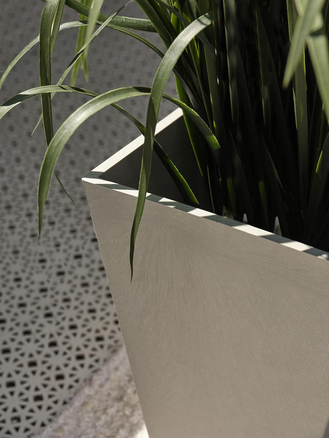 Veradek V-Resin Indoor/Outdoor Taper Planter, Set of 2 (30 inch, Grey)