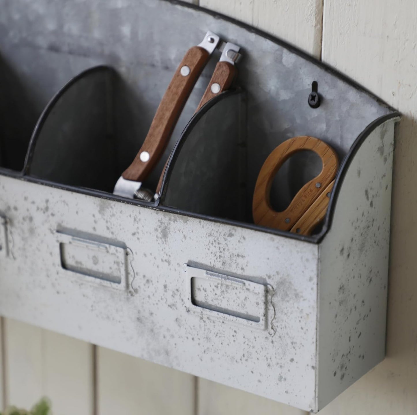 Vintage Metal Hanging Flower Pot Rustic Wall Mounted Planter with 4 Compartment Farmhouse Plants Holder Succulents Tubs for Garden Railing Fence Patio Yard Outdoor Decor