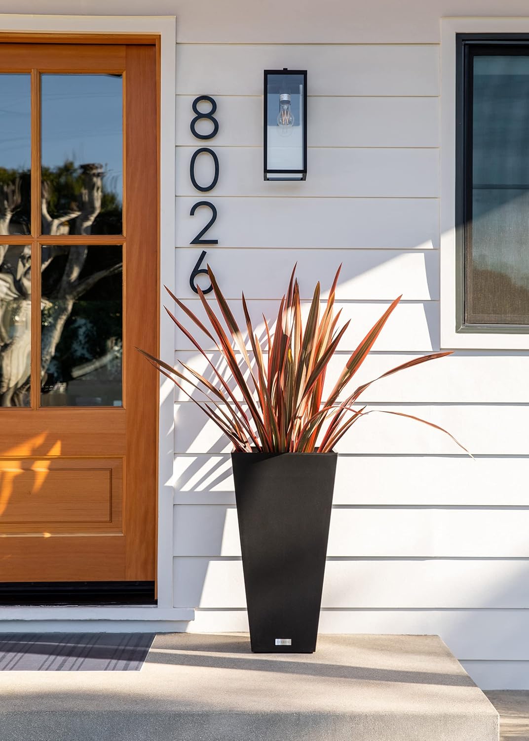 Veradek V-Resin Indoor/Outdoor Taper Planter (26 inch, Black)