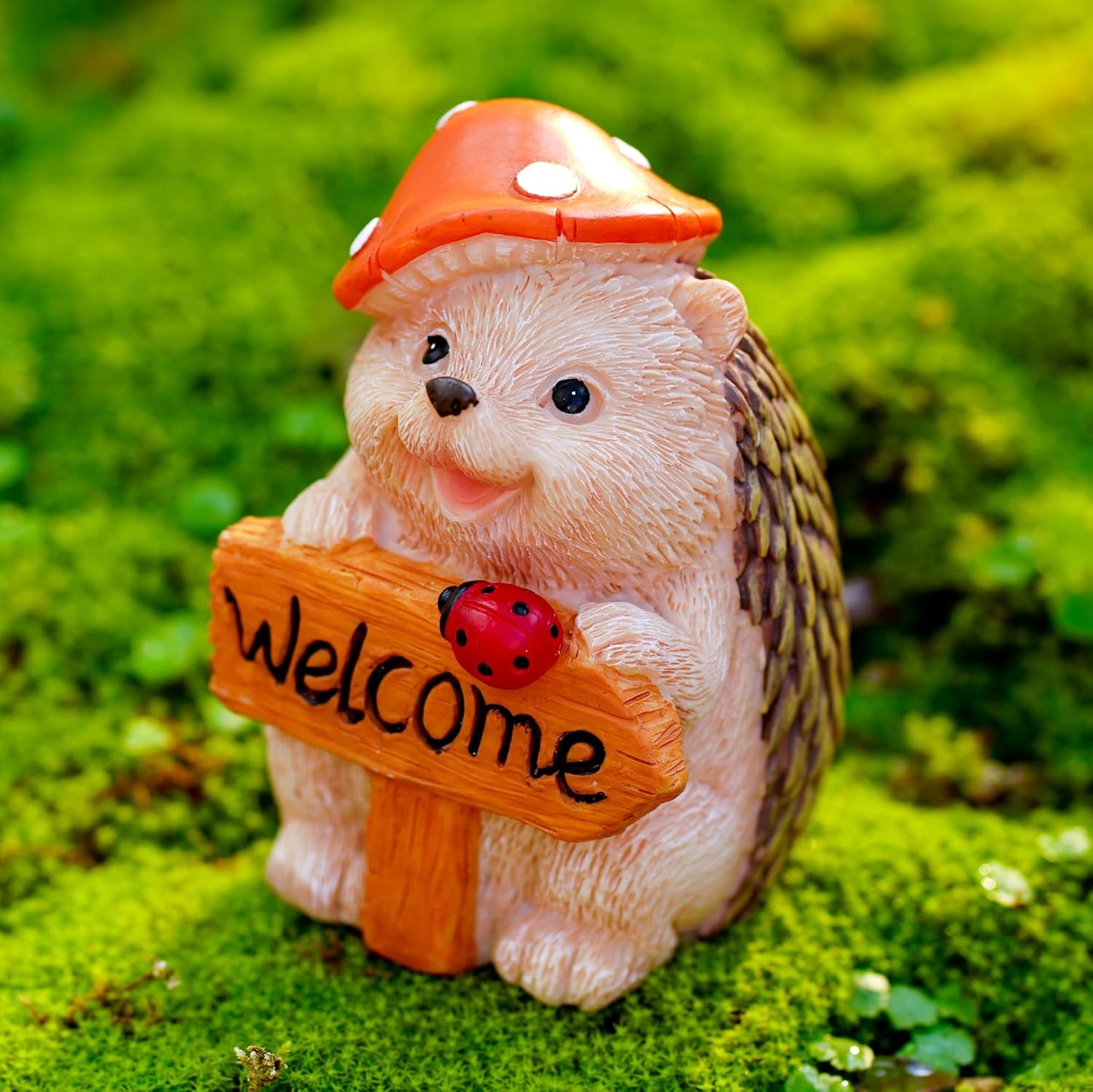 Garden Hedgehog Welcome Sign Statue with Mushroom Hat, Solar LED Ladybug Light, Outdoor Decorative Figurine, Housewarming Gift for Patio,Yard,Lawn Ornament